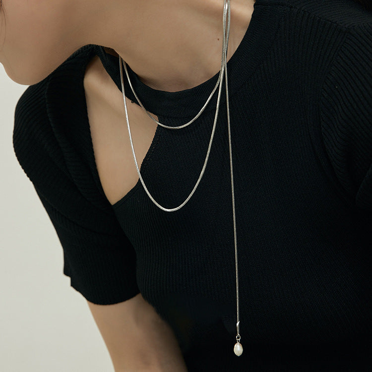 Gargantilla minimalista en forma de U de acero inoxidable con cadena de serpiente para mujer con colgante de nácar, acabado chapado, collar largo listo para combinar