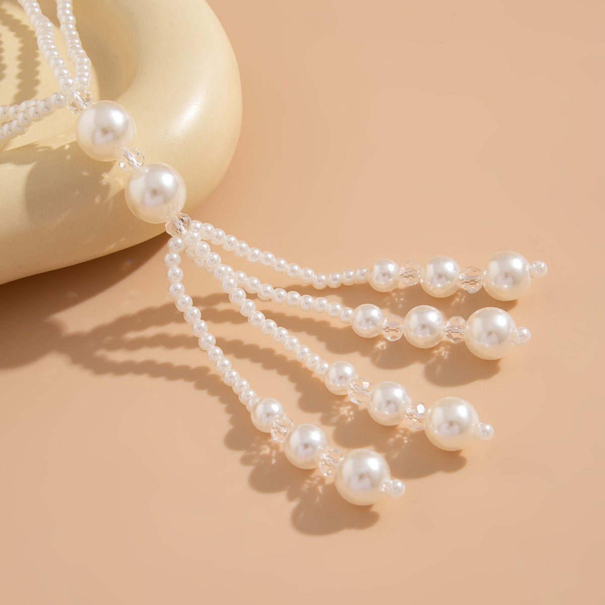 Collana pendente geometrica minimalista con nappe di perle imitate e catena di perline di cristallo a più strati da donna