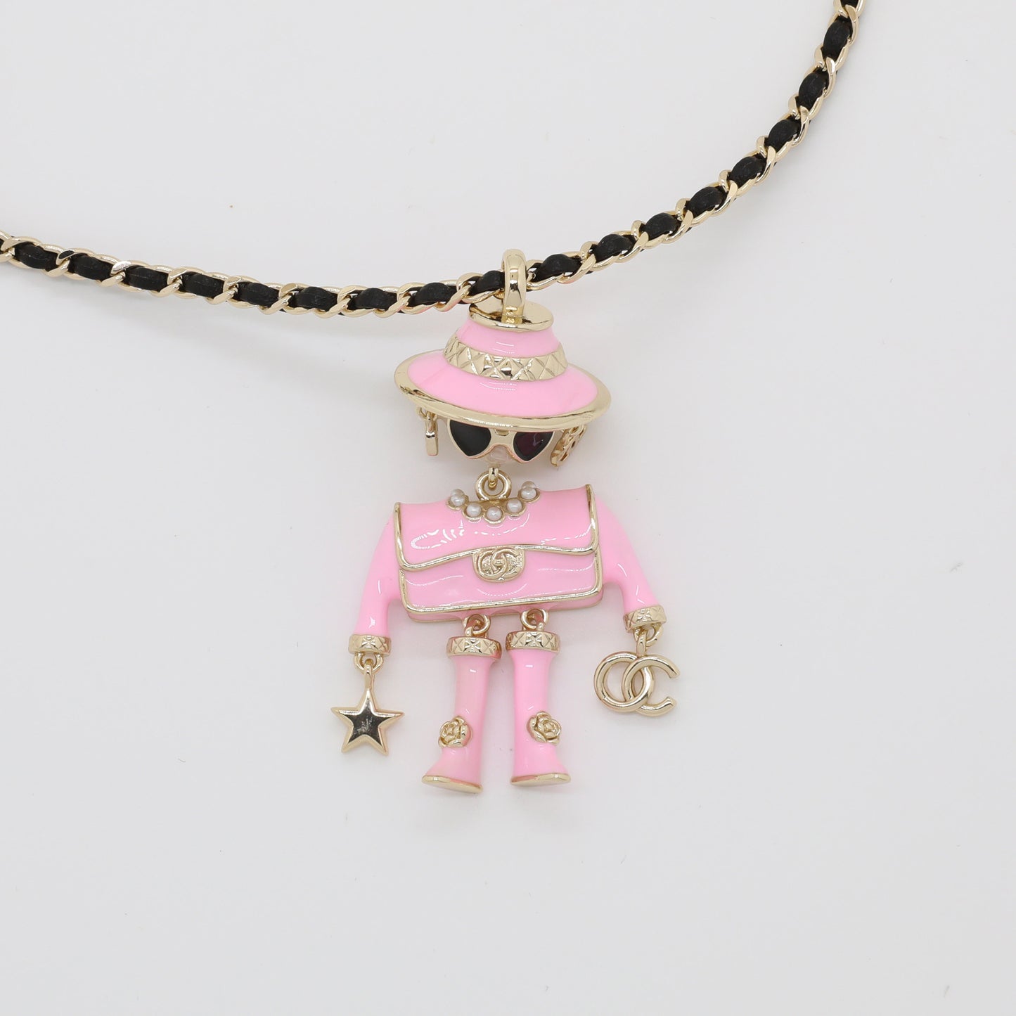 Collana con ciondolo a forma di robot a fumetti in ottone placcato oro di lusso con catena a sfera per donne