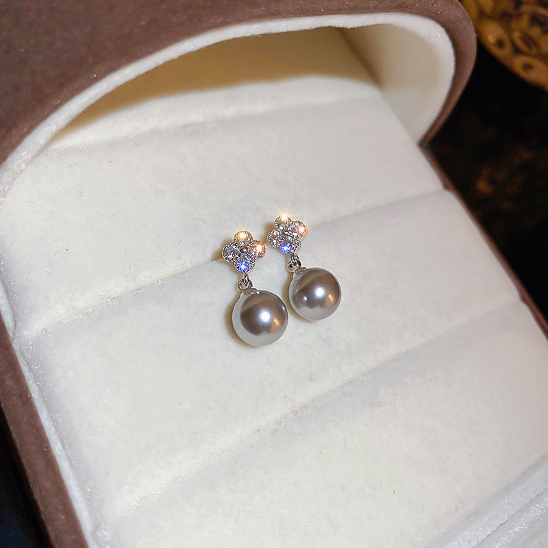 Elegantes pendientes florales de perlas con postes de plata chapados en oro para mujer