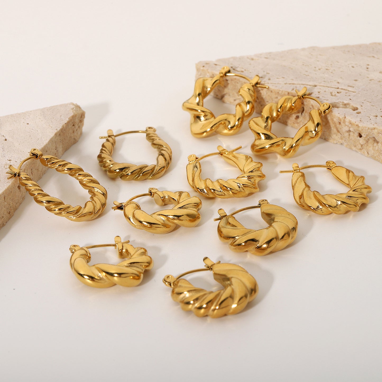 Pendientes de Aro Geométricos Trenzados para Mujer en Acero Inoxidable Chapado en Oro con Estilo Minimalista Contemporáneo