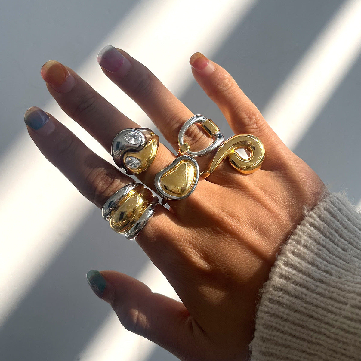 Anello geometrico in acciaio inossidabile con placcatura in oro PVD sottovuoto da donna Accessorio di moda lussuoso e minimalista