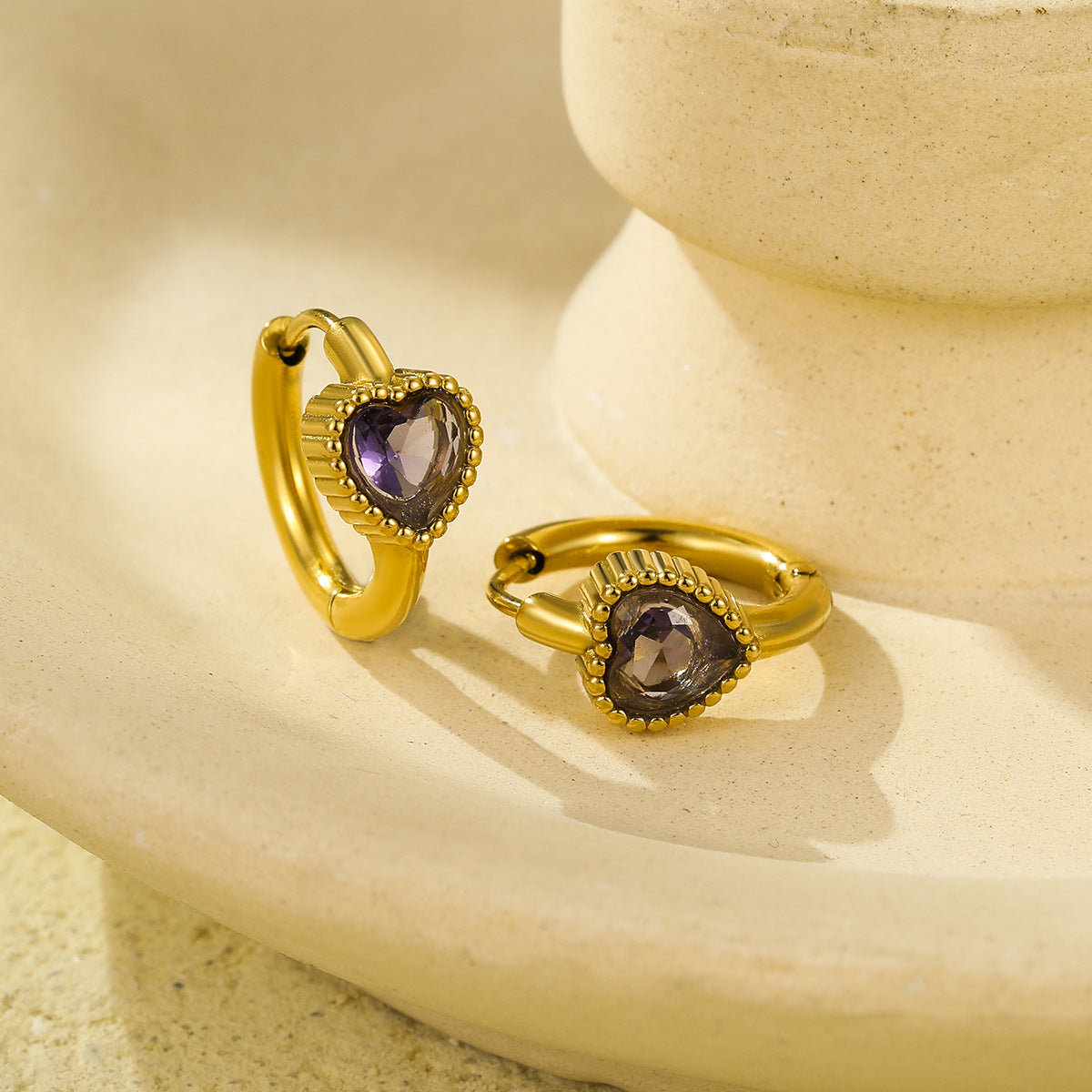 Pendientes vintage de circonita con baño de acero inoxidable en forma de corazón para mujer con un atractivo minimalista de lujo