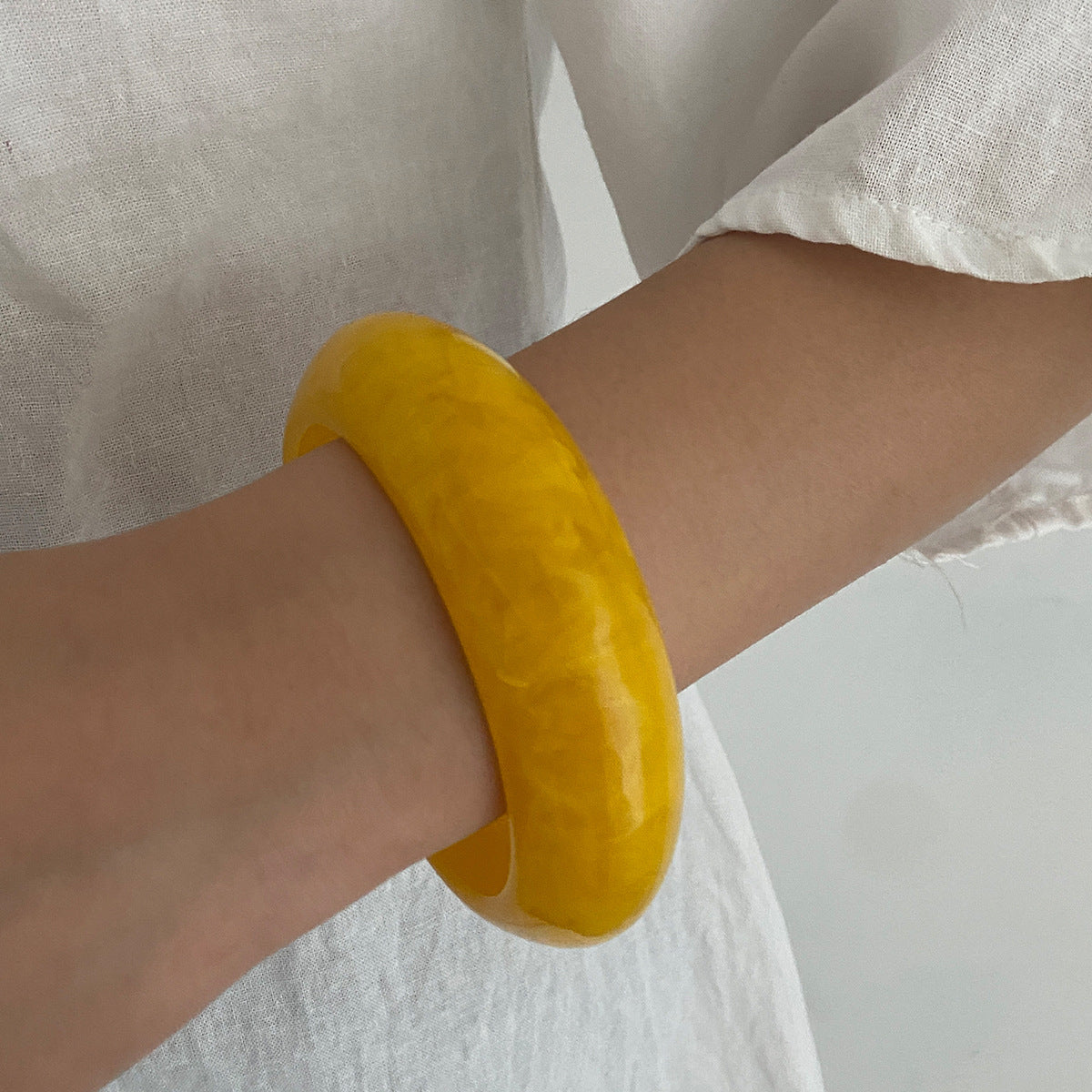 Bracciale a Polsino Largo Geometrico Minimalista in Resina con Finitura Artigianale da Donna