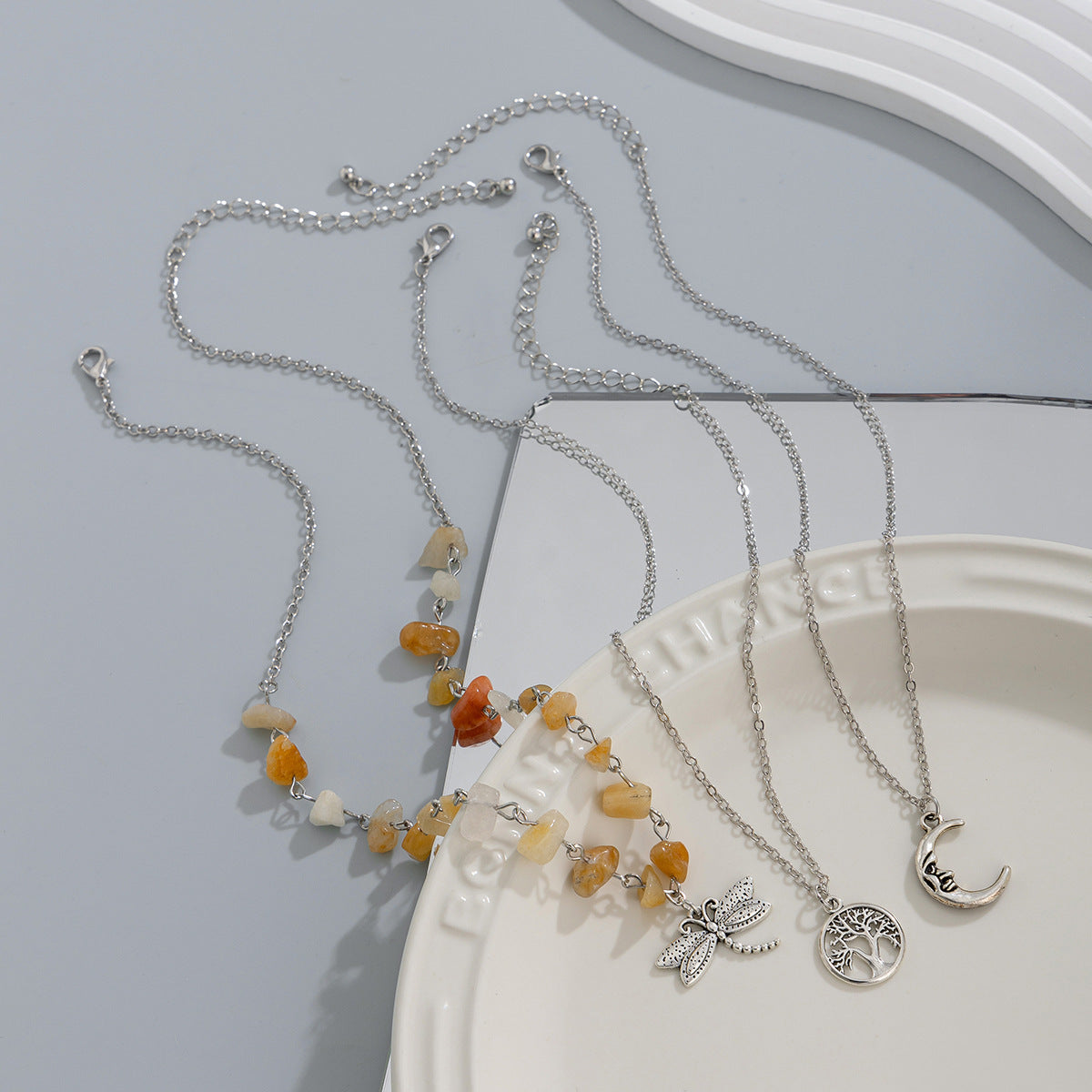 Collar de Piedra Triturada Irregular Estilo Mamba Menta, Dulce y Atrevido, para Mujer con Colgante de Luna, Diseño en Capas, Aleación Electrochapada, Cuentas de Imitación de Perlas y Acentos de Borlas