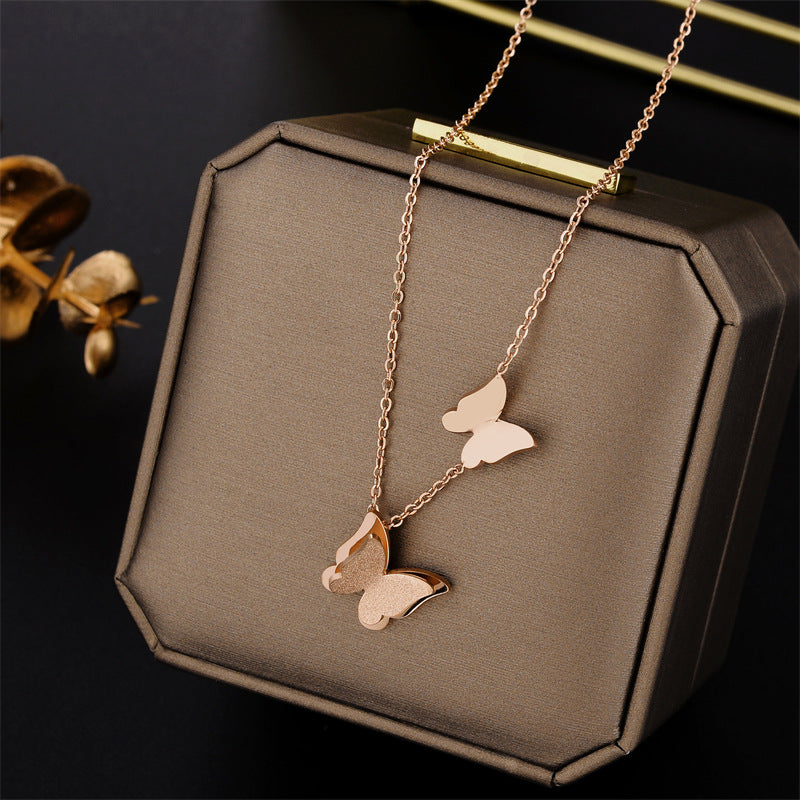 Collana Minimalista con Ciondolo a Doppia Farfalla in Acciaio al Titanio Placcato Oro Rosa Opaco da Donna con Catena a Sfera