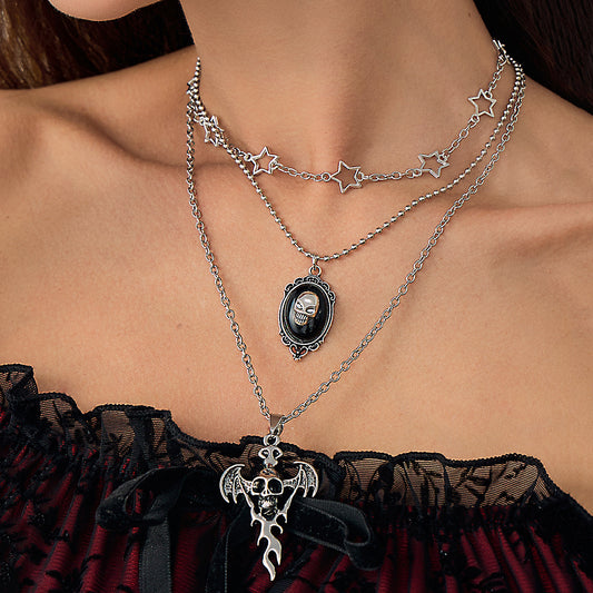 Collana da donna a pendente a pugnale, dolce e spigolosa, ispirata al vintage, con ciondoli a cuore e pipistrello, nappe, lega impreziosita da strass, finitura galvanizzata