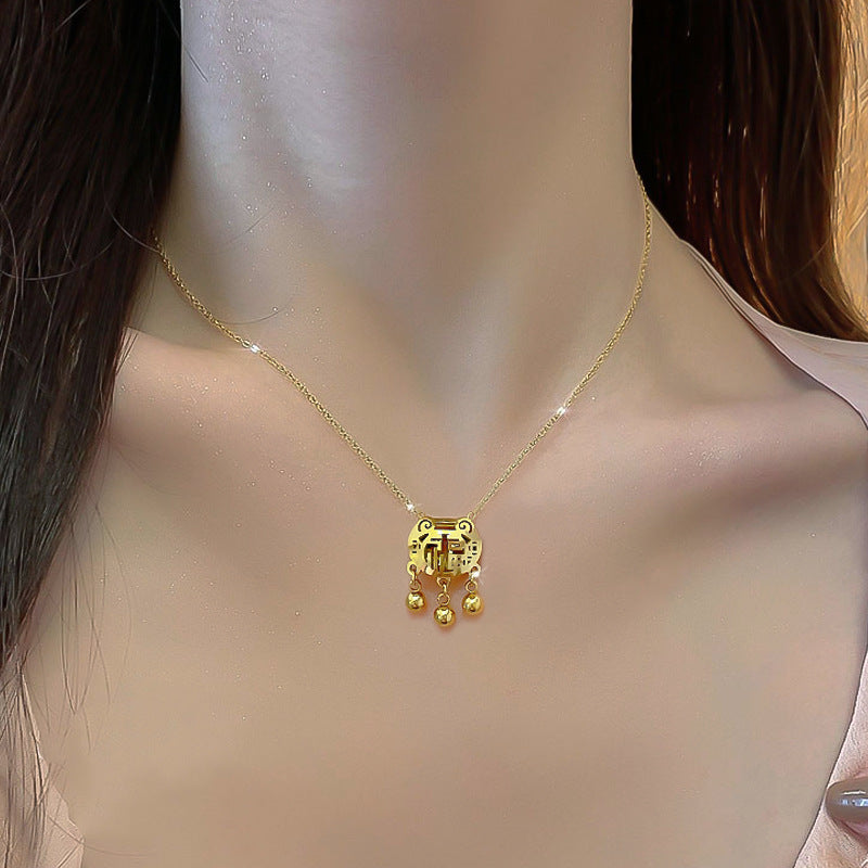 Collar con colgante minimalista geométrico de carácter Fu para mujer y hombre en acero de titanio con baño de oro en cadena tipo O
