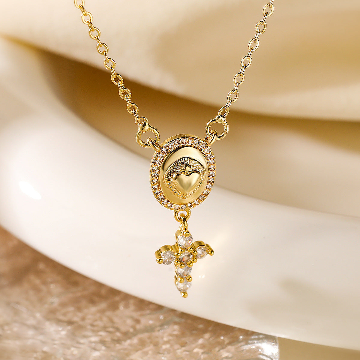 Collana da donna a croce minimalista in rame placcato oro 18 carati con intarsio di zirconi