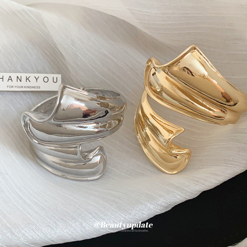 Bracciale rigido aperto arricciato irregolare in lega con finitura placcata da donna, polsino minimalista chic vintage