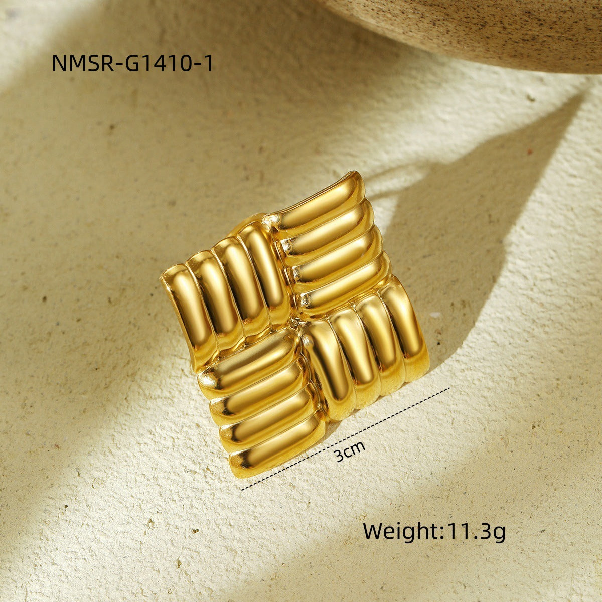 Anello da donna di lusso geometrico in acciaio al titanio con texture martellata, design rotondo cavo e finitura galvanizzata