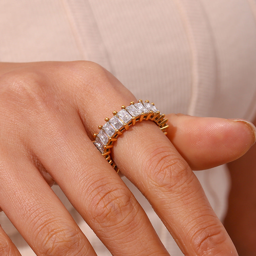 Anello Minimalista Geometrico da Donna in Acciaio al Titanio Placcato Oro 18K con Micro Zirconi