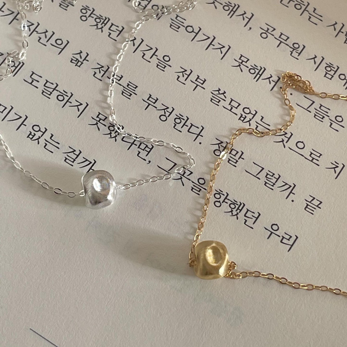 Collar con colgante cuadrado geométrico minimalista de tono frío en plata de ley 925 con acabado cepillado