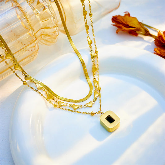 Collana da donna alla moda a strati con ciondoli a cuore e quadrati, in acciaio al titanio con intarsi di strass, su catena a serpente
