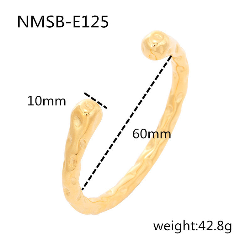 Elegante Pulsera Geométrica Texturizada de Acero de Titanio para Mujer con Baño de Oro de 18K y Superficie Irregular en Relieve y Bajo Relieve