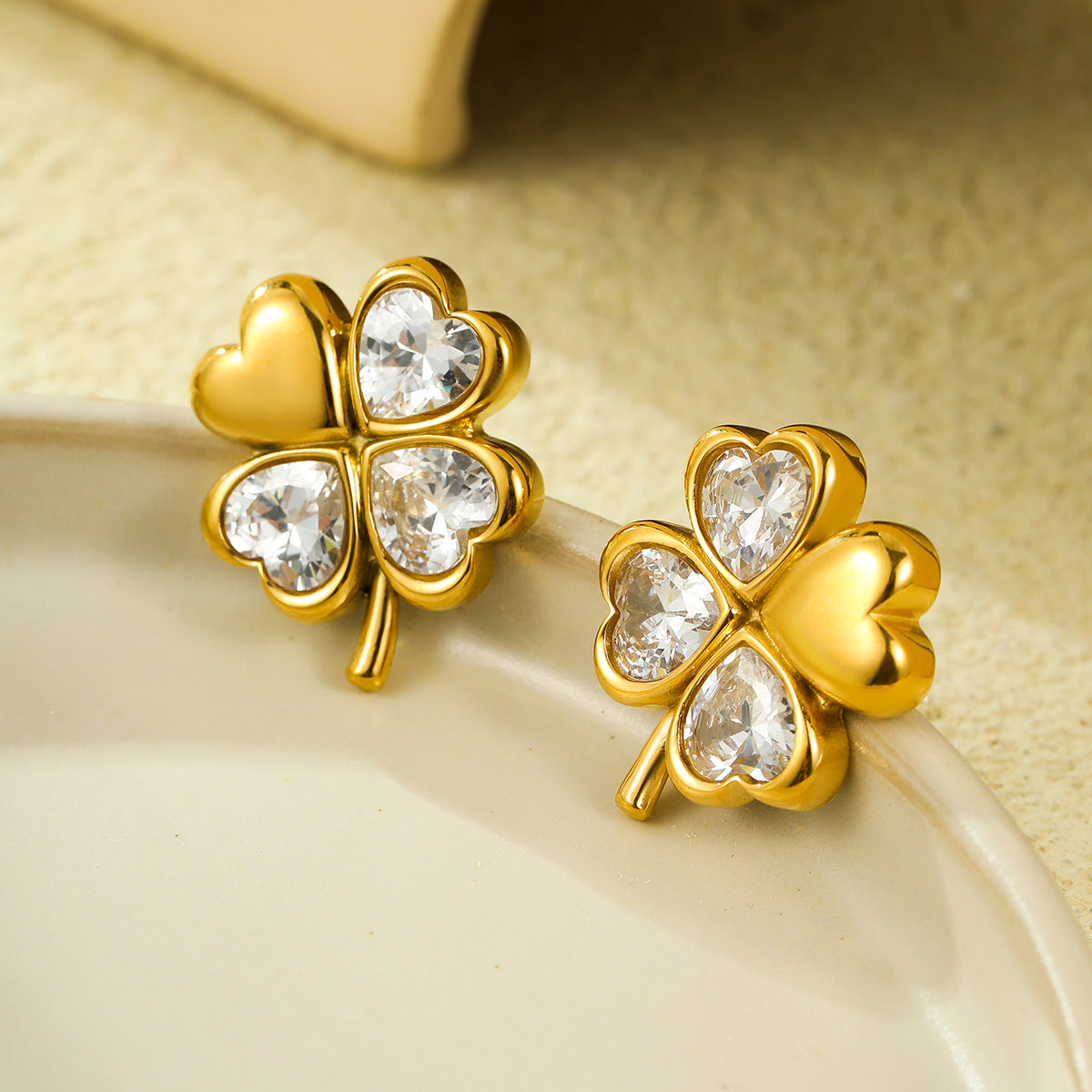 Pendientes Minimalistas de Acero Inoxidable para Mujer con Diseño de Trébol y Corazón con Zirconia Cortada, Chapados