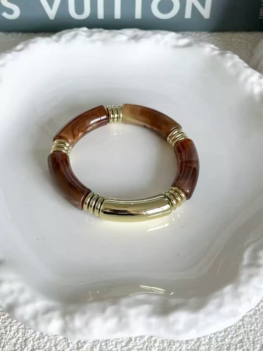 Irregular Pleated Acrylic Bracelet with Drip Oil Finish Geometric Round Design