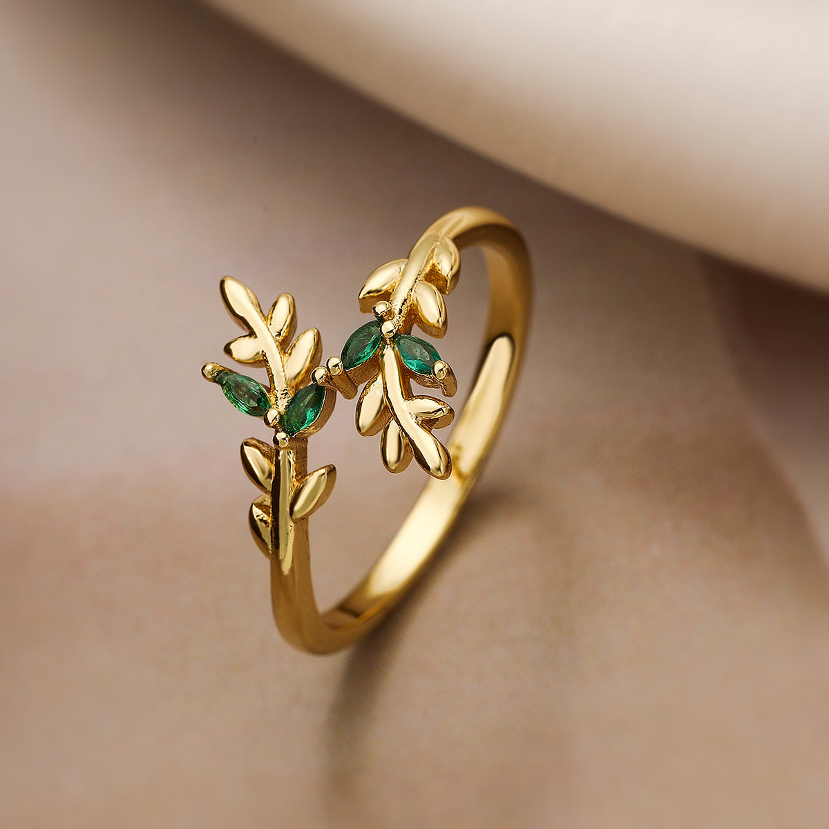 Anello Aperto Geometrico Minimalista da Donna in Ottone con Placcatura in Oro Vero e Intarsio in Zircone