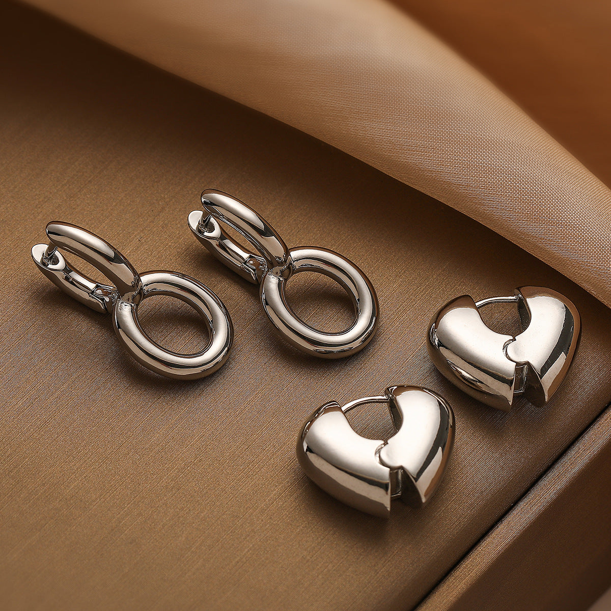 Orecchini da donna in rame placcato oro a forma di cuore, geometrici, minimalisti, con finitura liscia e lucida