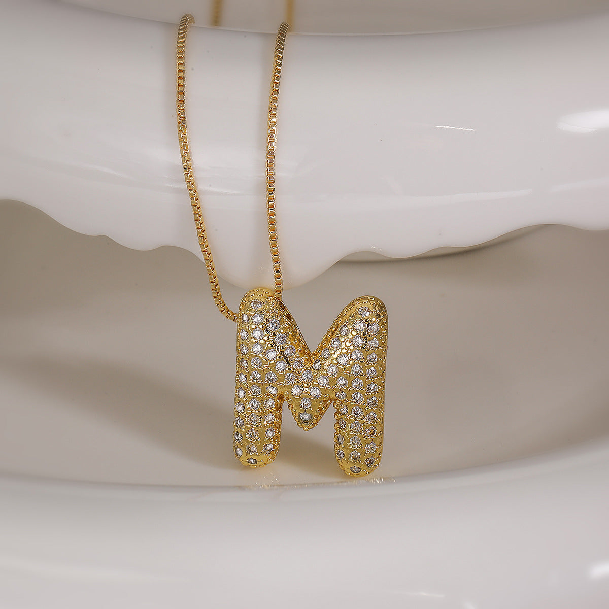 Collana con ciondolo a lettera geometrica minimalista da donna con intarsio in zircone in rame