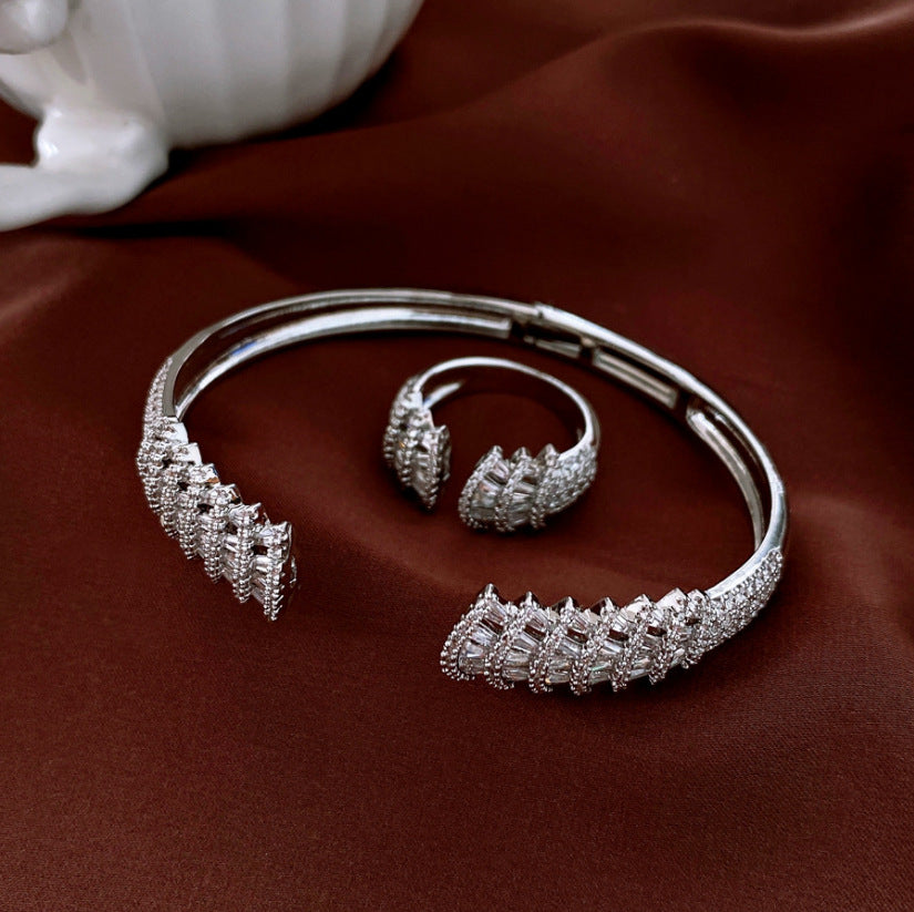 Pulsera tipo brazalete de aleación de cobre bañada en oro de lujo con incrustaciones de diamantes de imitación para mujer