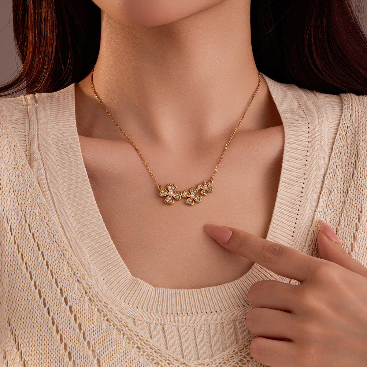 Elegante Collar con Colgante de Trébol de Cuatro Hojas en Acero de Titanio con Detalles de Zirconia y Perlas, Acabado Chapado, Delicada Cadena de Clavícula para Mujer