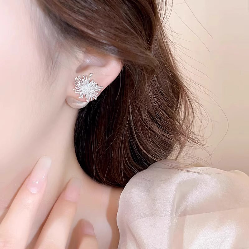Eleganti Orecchini a Perno Minimalisti con Perle e Accenti di Strass a Fuoco d'Artificio da Donna, Perni in Acciaio Placcato, Design Floreale, Accessorio di Moda di Lusso