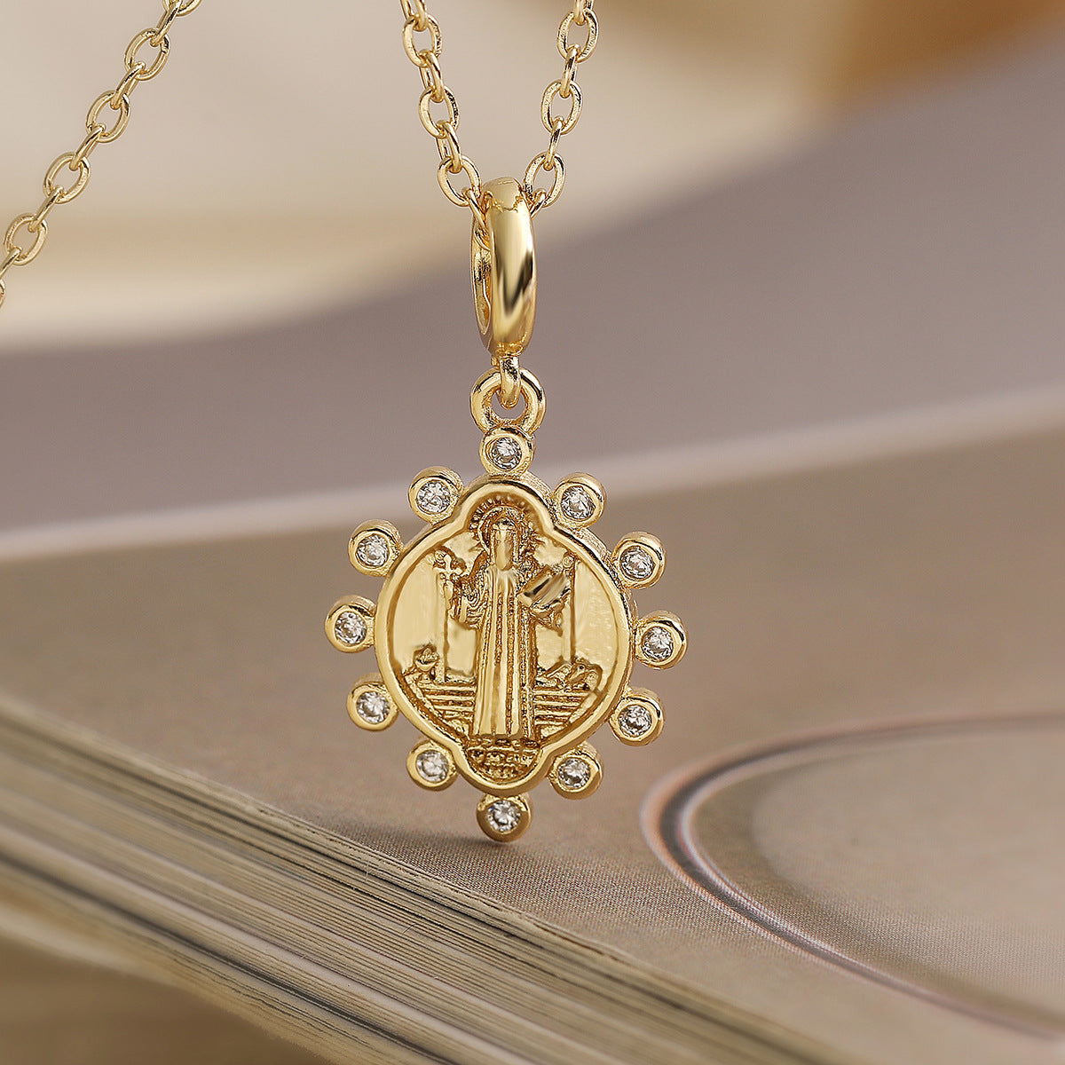 Collana pendente geometrica minimalista da donna in rame con placcatura in oro 18 carati e intarsio di zirconi