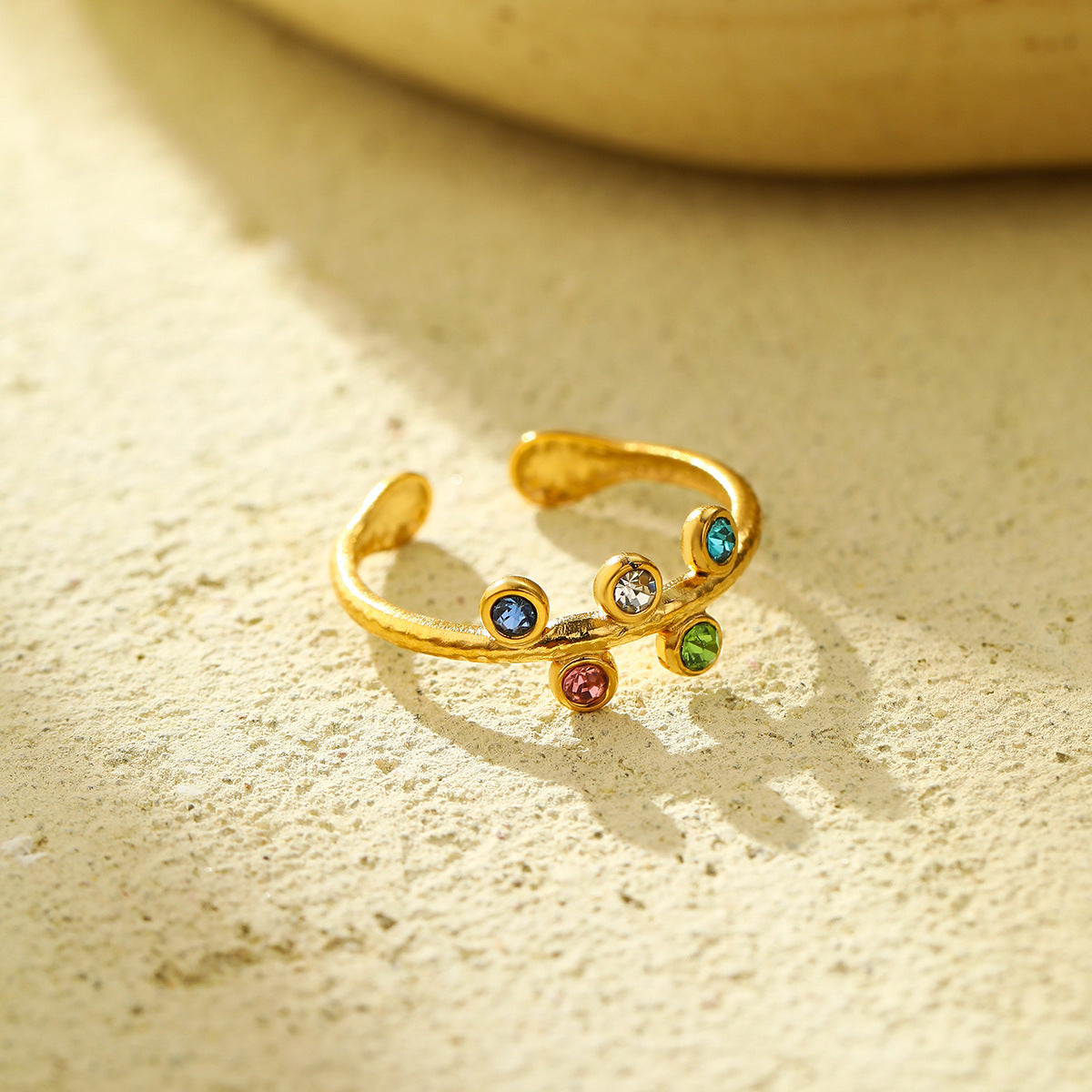 Anillo redondo vintage de acero inoxidable extragrande con diamantes de imitación de colores y acabado chapado para mujer