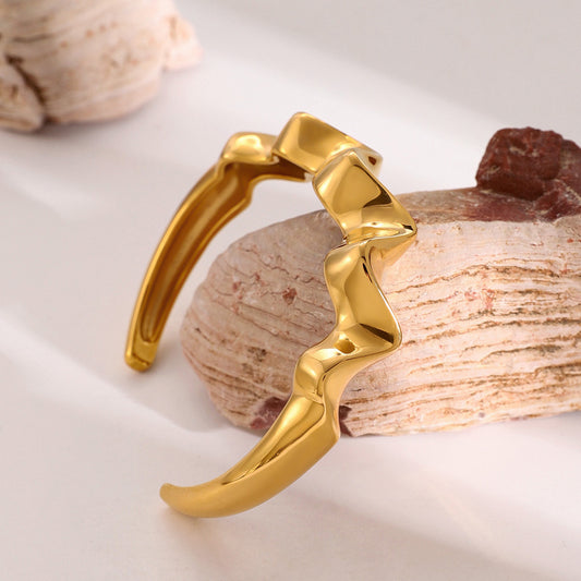 Pulsera abierta ondulada de acero inoxidable bañada en oro de 18K