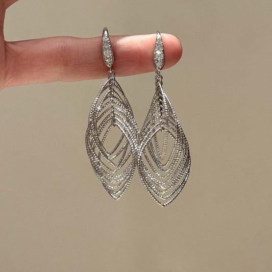 Pendientes de gancho geométricos minimalistas ovalados calados con circonitas para mujer en hierro con estética de lujo