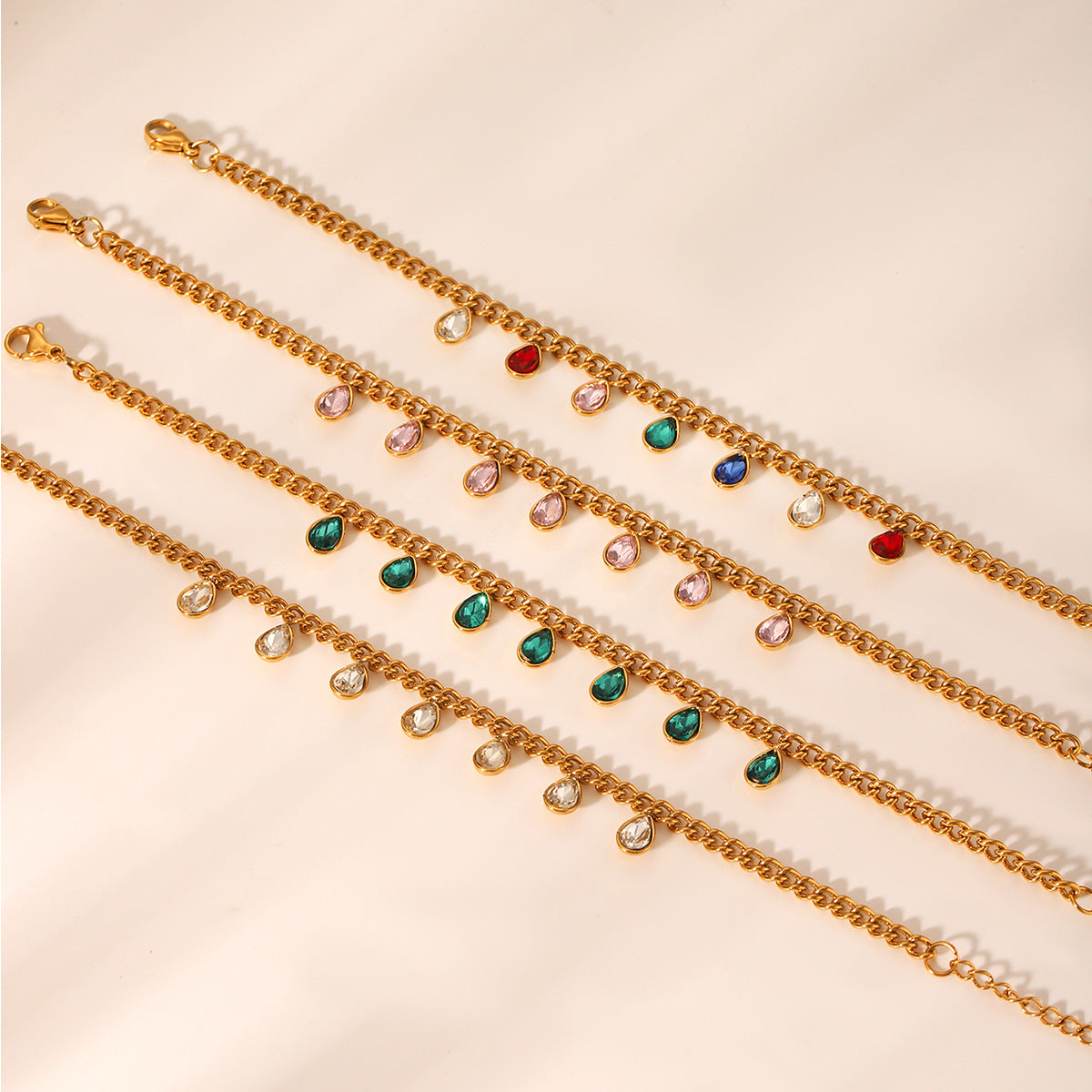 Bracciale da donna a maglie cubane in acciaio inossidabile a forma di goccia minimalista con intarsio in strass e dettaglio nappina