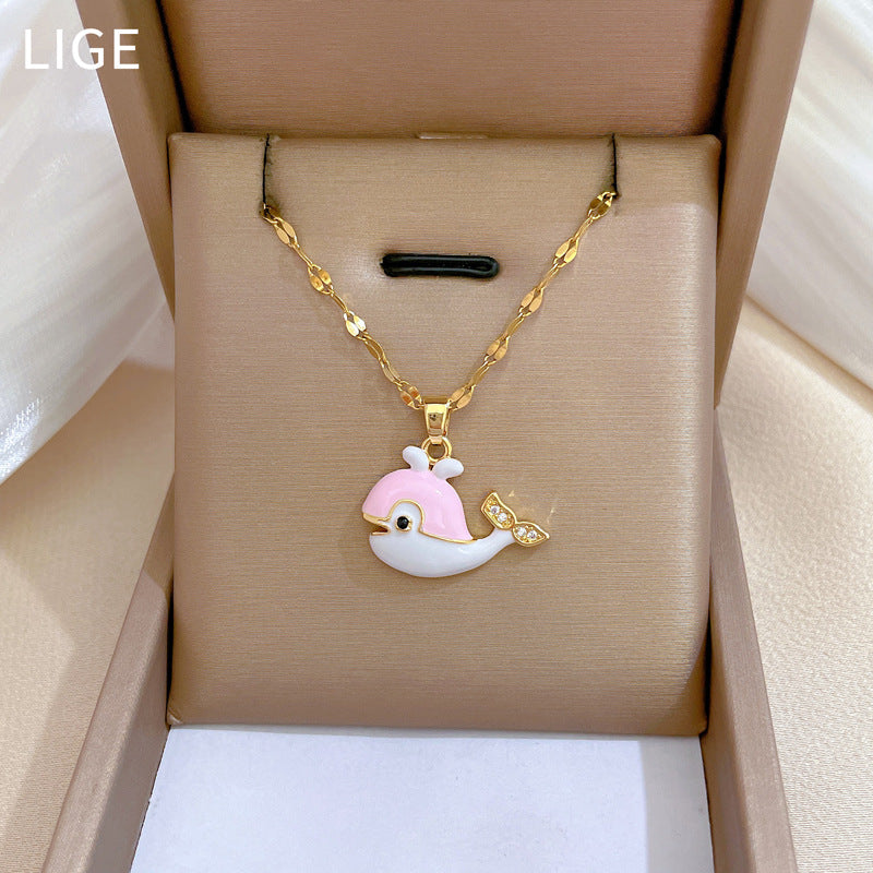 Collana con pendente a balena minimalista in acciaio al titanio con intarsio in strass, finitura smaltata, catena regolabile per donna e uomo