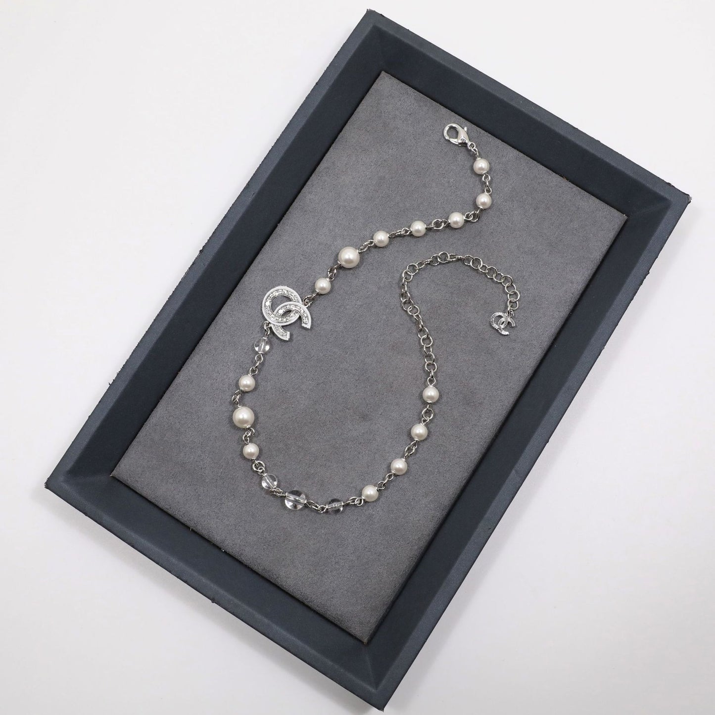 Collana da donna lussuosa ed elegante con lettera in strass e perle acriliche