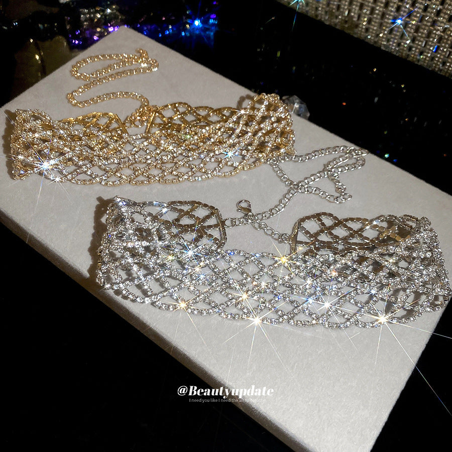 Collana Minimalista con Clavicola Svuotata Geometrica impreziosita da Strass da Donna in Ferro con Estetica di Lusso