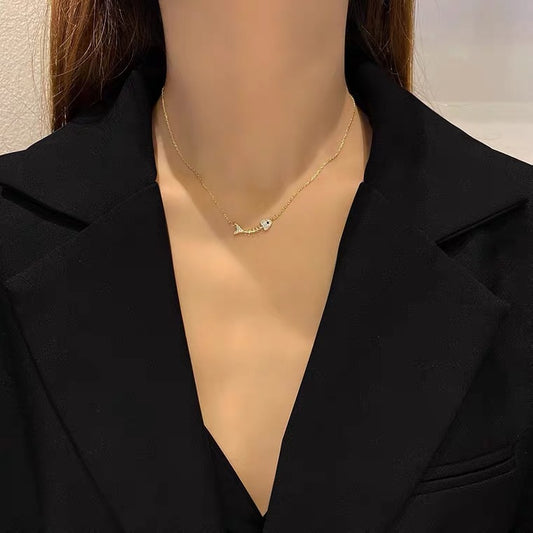 Collar Minimalista de Espina de Pescado para Mujer en Acero Titanio con Acabado Chapado y Diseño de Cadena Cruzada