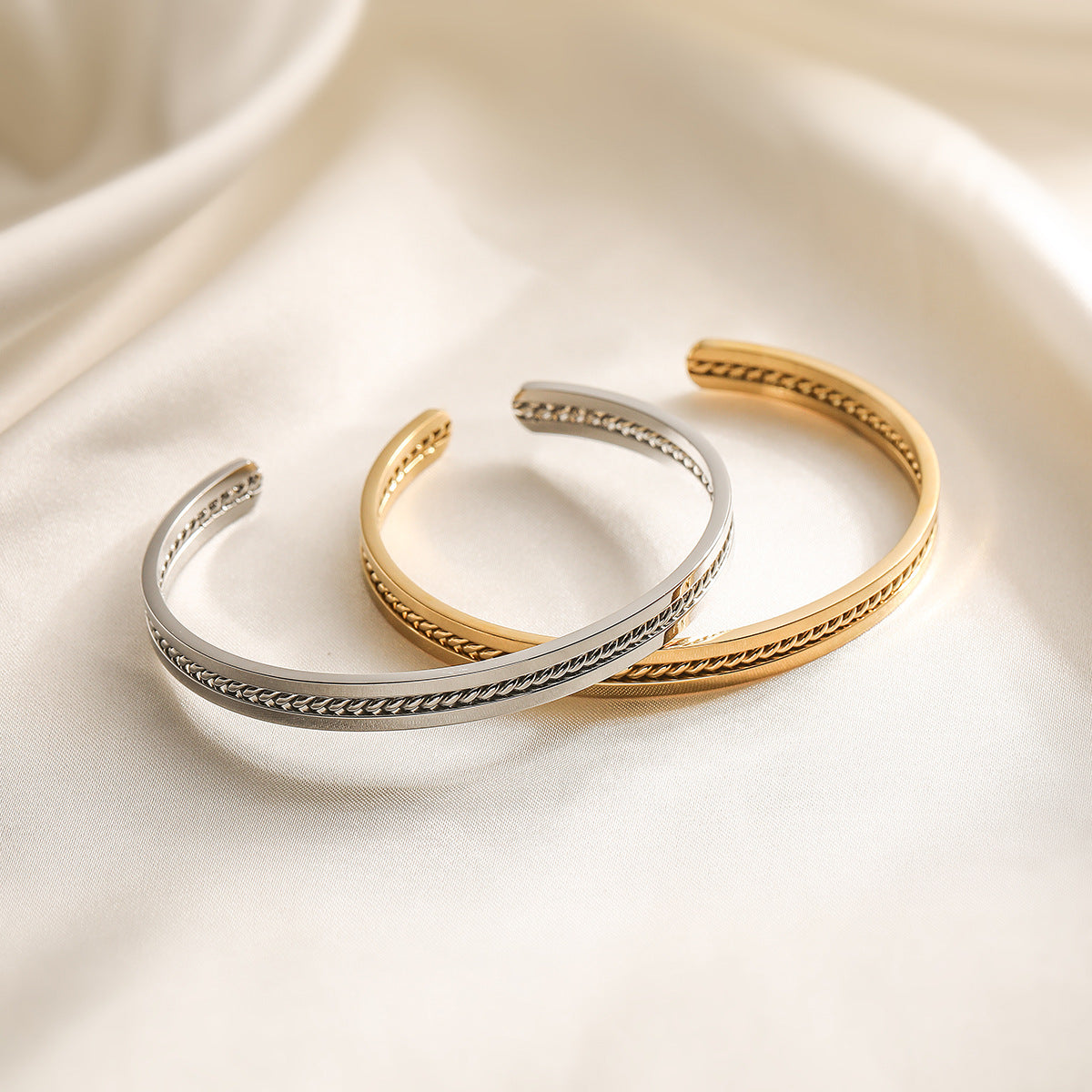 Bracciale vintage a polsino aperto irregolare placcato oro 18 carati in acciaio inossidabile da donna