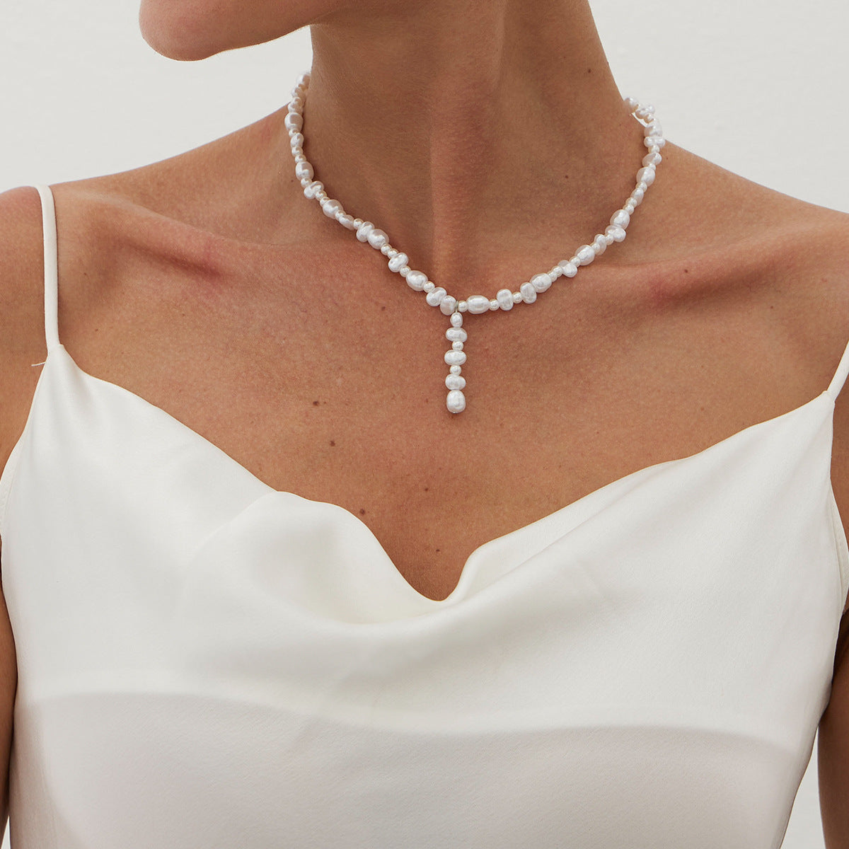 Collana a Y da donna in stile vintage francese con pendente a goccia di perle d'imitazione, pendente in lega placcata e catena di perle multistrato