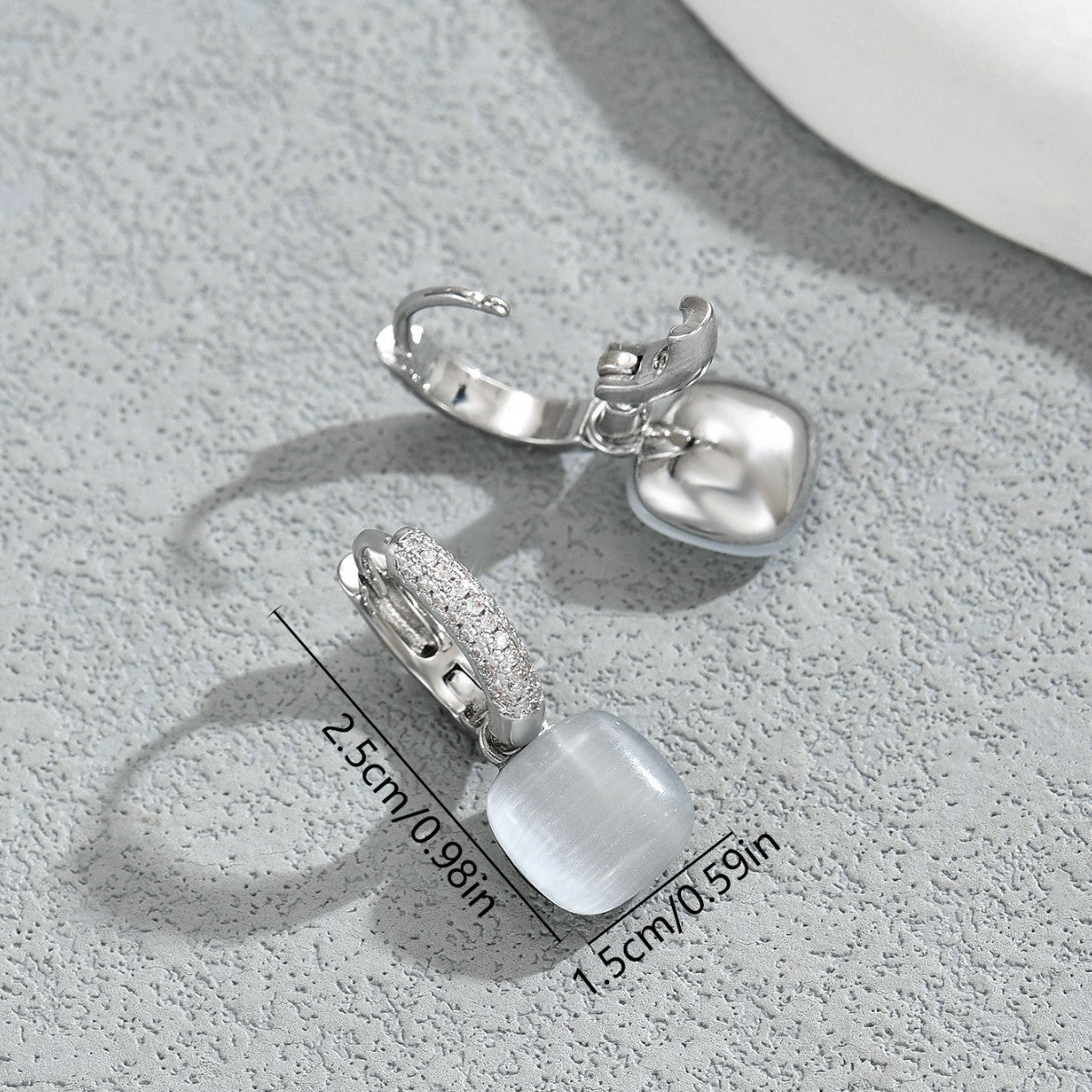 Aretes geométricos estilo Chanel para mujer con incrustaciones de circonitas sobre base de latón y postes de acero inoxidable