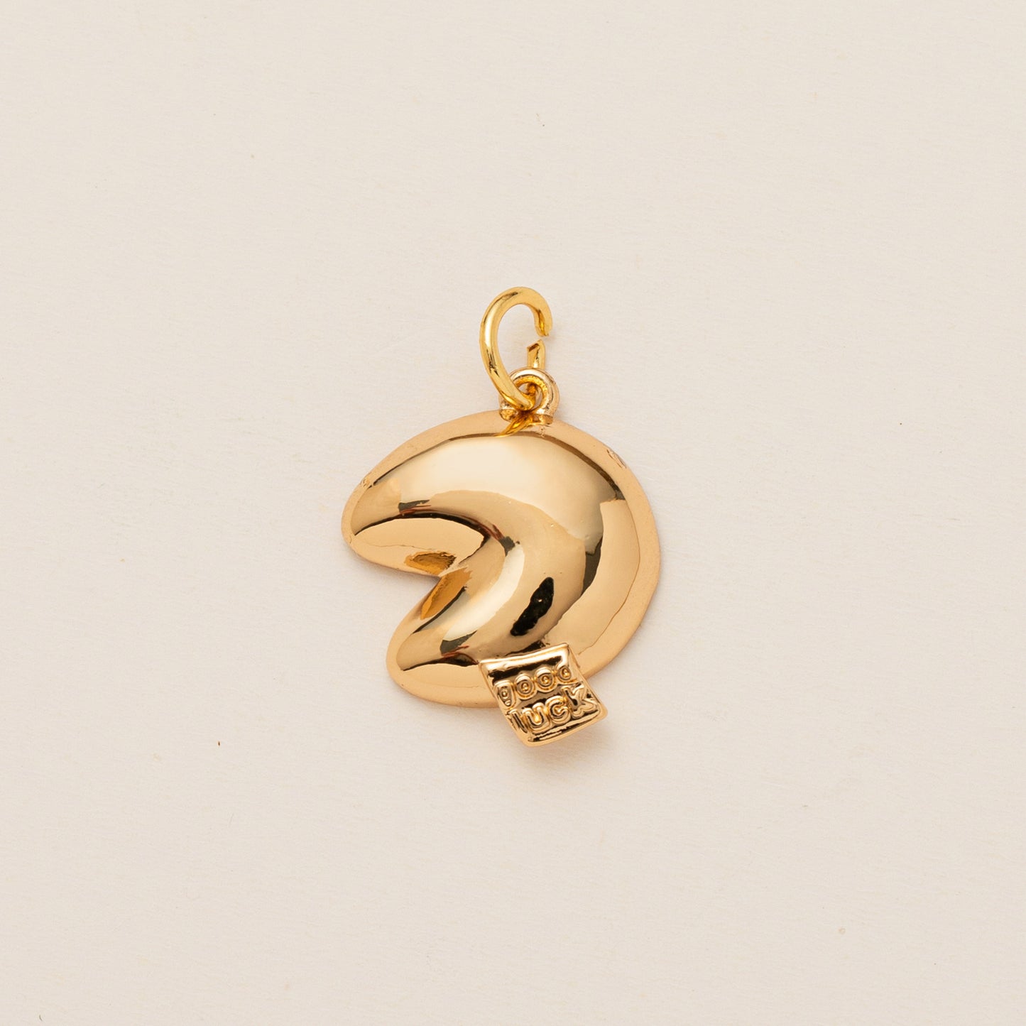 Barra de dijes de corazón chapado en oro de latón a la moda para mujer