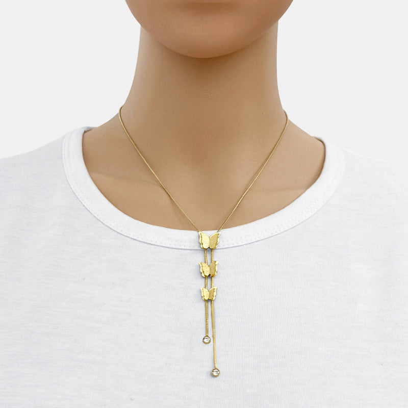 Collana con pendente a farfalla stile naturale in acciaio al titanio con finitura placcata su catena a serpente da donna