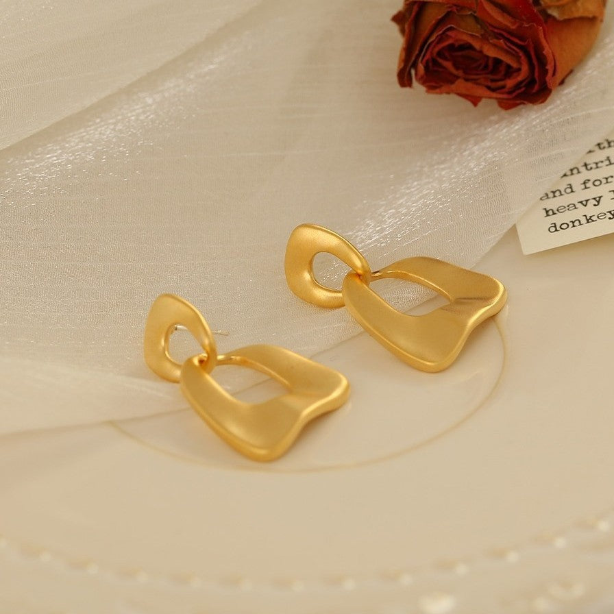 Orecchini da donna stile retrò francese con borchie geometriche irregolari in metallo galvanizzato e perni in acciaio, gioielli alla moda di lusso minimalista per tutti i giorni