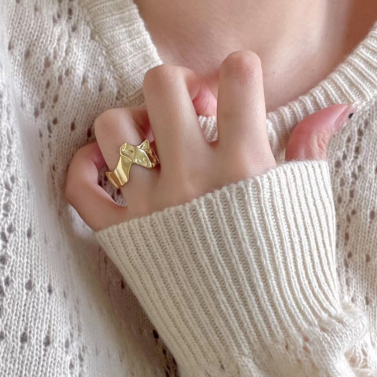Anillo abierto dulce y minimalista con corazón irregular y textura de plata de ley 925