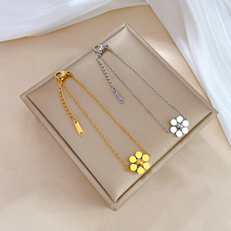 Vintage Style Six-Petal Flower Beaded Bracelet for Women Made of Titanium Steel with Gold Inlay and Wavy Texture