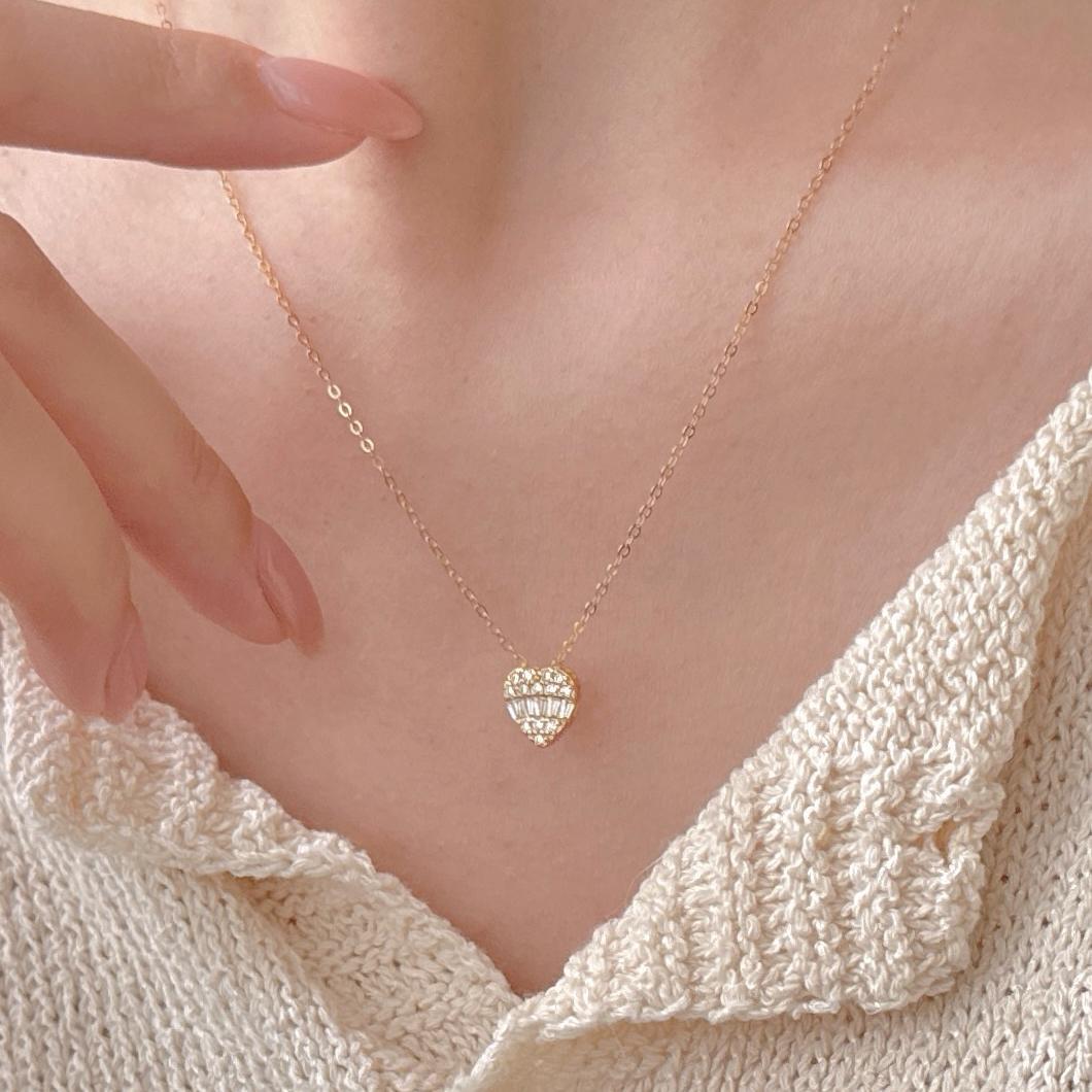 Collar minimalista en forma de corazón de plata de ley 925 con acentos de diamantes de imitación en cadena cruzada