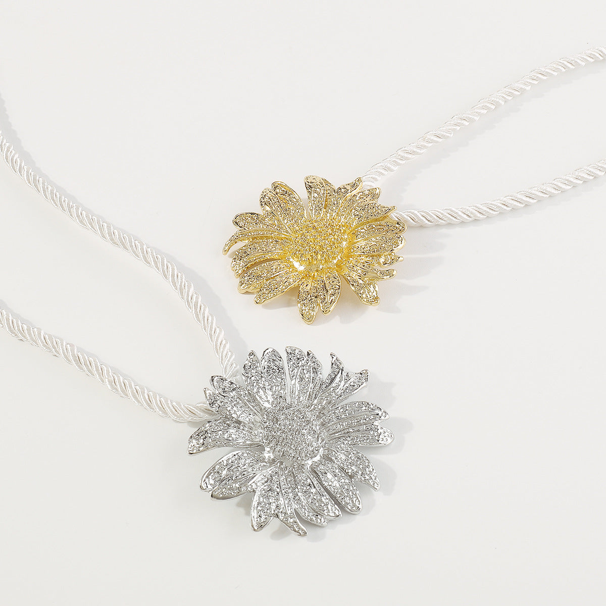 Collana con ciondolo a girasole dolce e audace da donna con design floreale geometrico, lega galvanizzata e ferro su cordino a catena