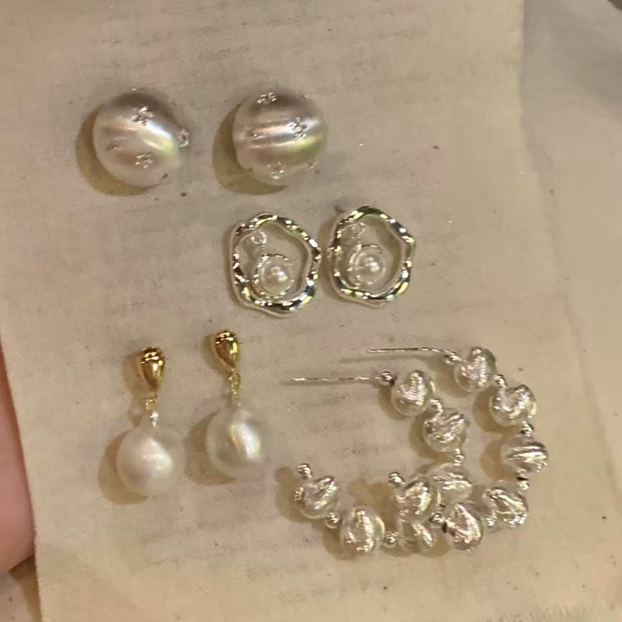 Pendientes de metal geométricos minimalistas con incrustaciones de diamantes de imitación y acabado cepillado para mujer