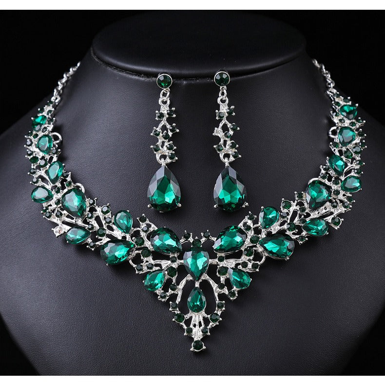 Exaggerated Vintage Floral Leaf Pendant Necklace Set for Women with Alloy Chain and Rhodium Plating, Includes Matching Earrings