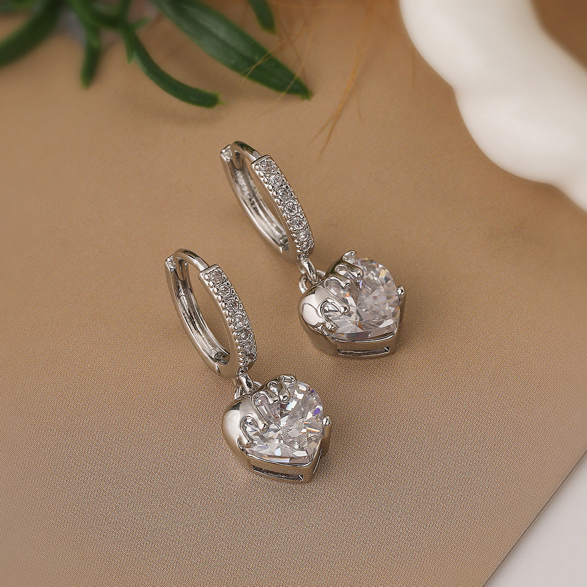 Orecchini da donna minimalisti in rame a forma di fiocco e cuore, placcati in oro vero con intarsio di zirconi