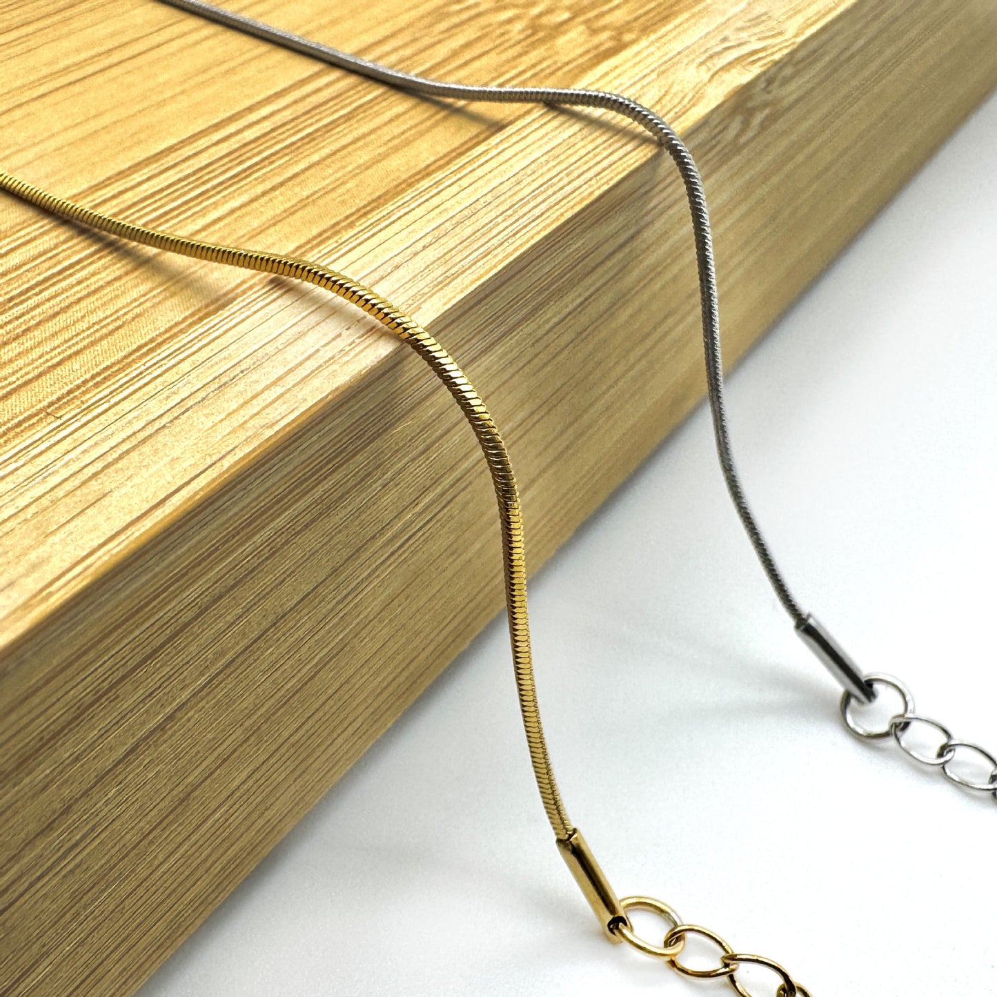Collana Minimalista in Acciaio al Titanio a Spina di Serpente Quadrata per Uomo e Donna, Ciondolo Ipoallergenico in Acciaio Inossidabile con Finitura Placcata Sottovuoto